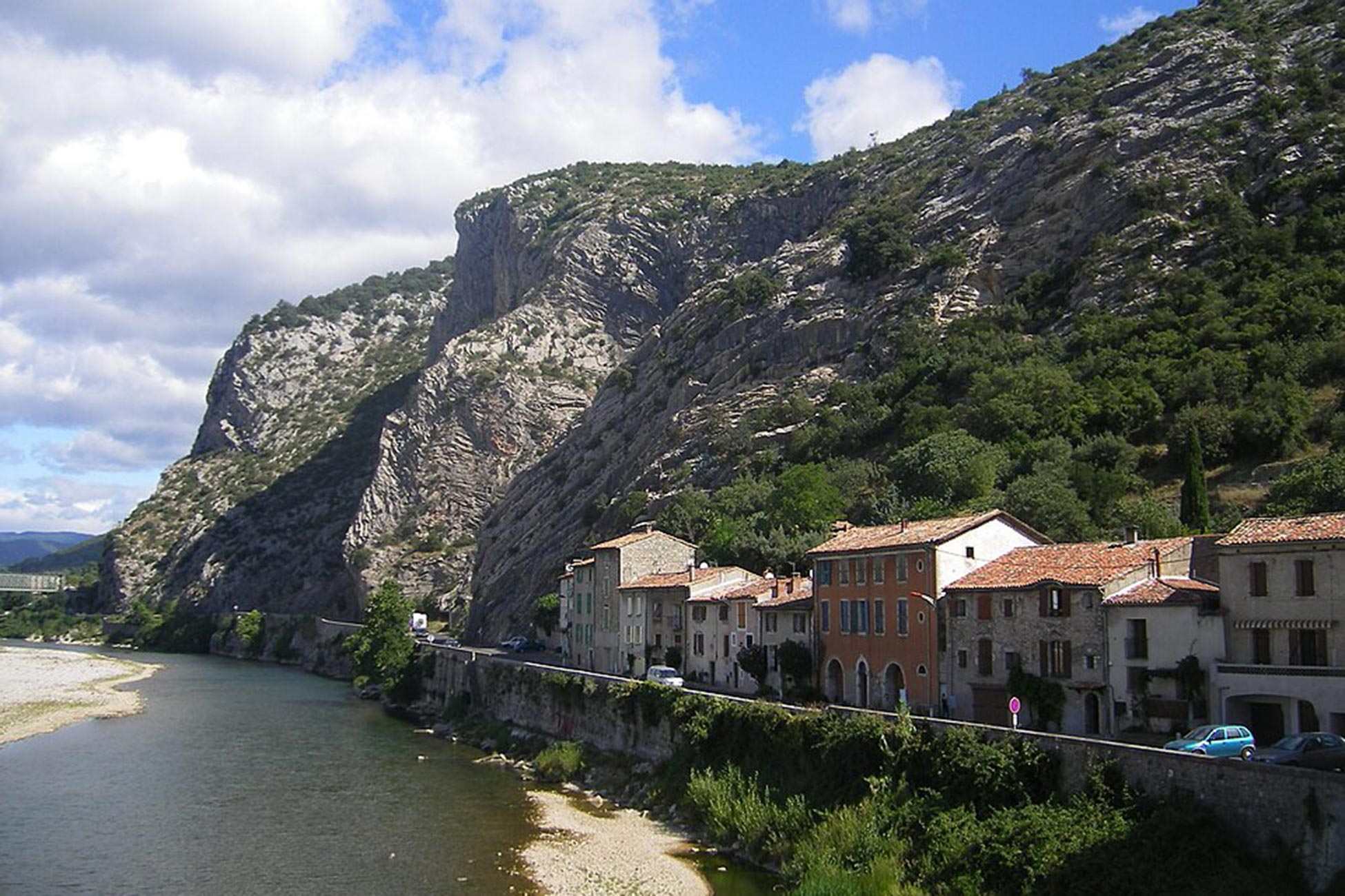 Anduze, vue générale aérienne – Photo de Szeder László – CC BY-SA 2.5, 3.0, 4.0 – via Wikimedia Commons