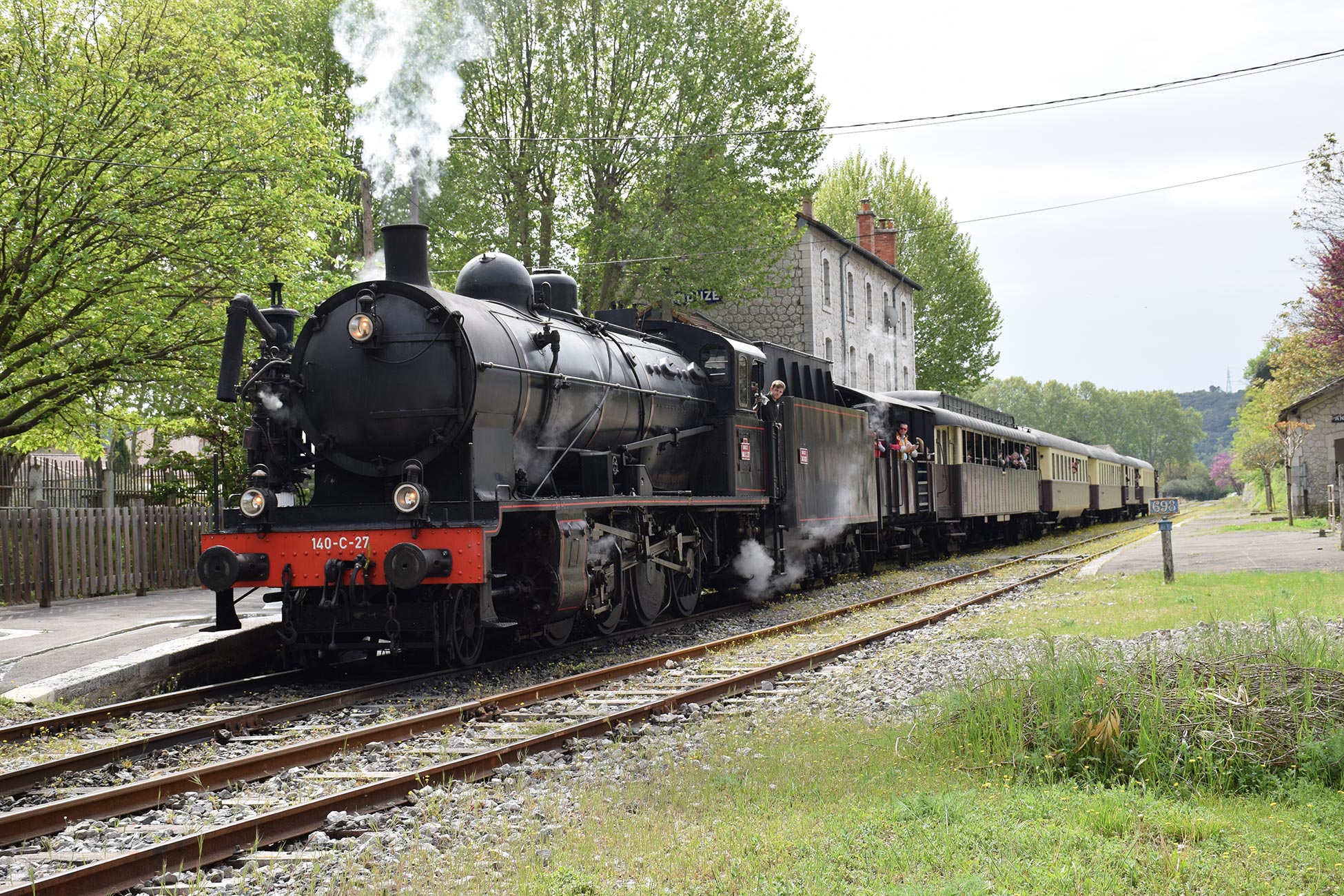 Gare d'Anduze, Petit Train – Photo de KrolsABOT – CC BY-SA 4.0 – via Wikimedia Commons