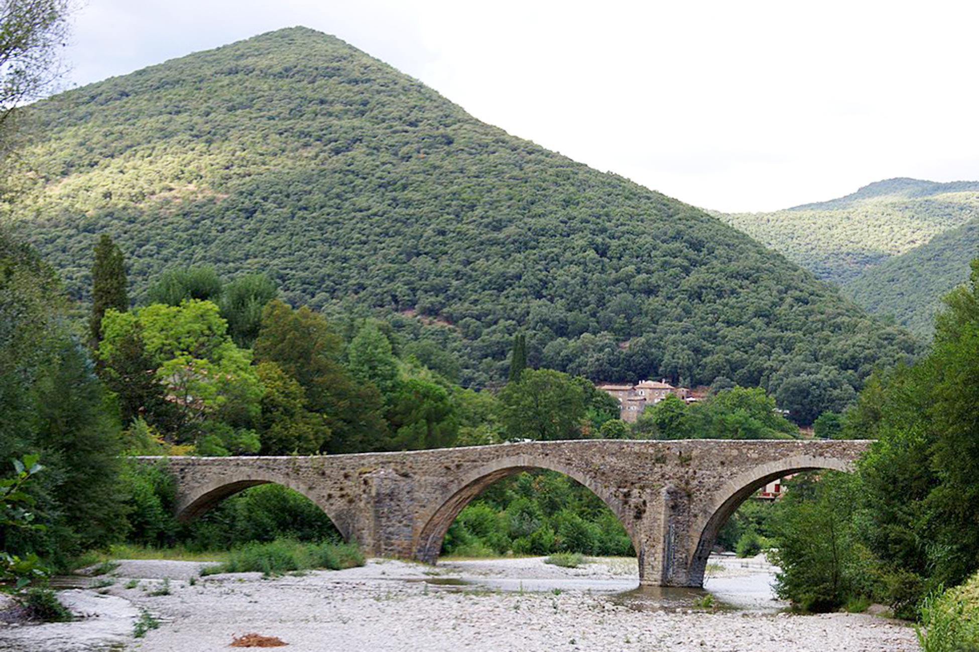 Pont des Camisards à Mialet – Photo de Daniel Villafruela – CC BY-SA 3.0 – via Wikimedia Commons